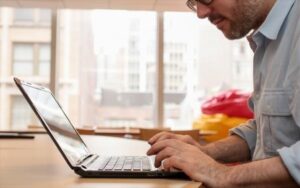 Read more about the article Η συχνή χρήση κινητού συνδέεται με κακή διατροφή και αυξημένο βάρος στους εφήβους