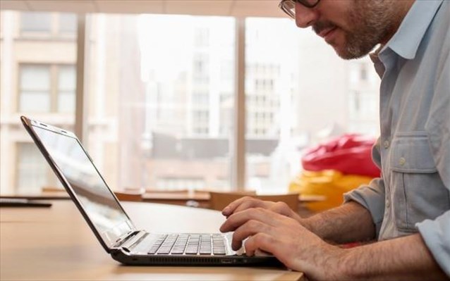 Read more about the article Η συχνή χρήση κινητού συνδέεται με κακή διατροφή και αυξημένο βάρος στους εφήβους