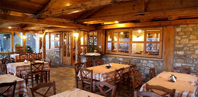 Η παραδοσιακή ταβέρνα "Καρυά" στα Τρίκαλα Κόρινθίας